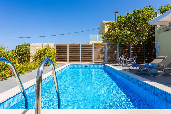 Private pool, terrace, and garden . - Villa Arda . (Fotogalerie) }}