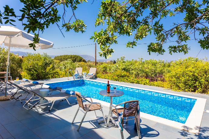 Private pool, terrace, and garden . - Villa Arda . (Galerie de photos) }}