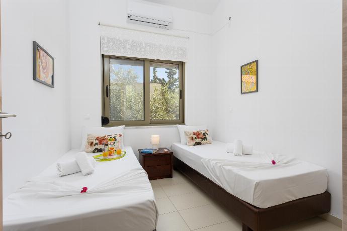 Twin bedroom with A/C . - Villa Arda . (Photo Gallery) }}