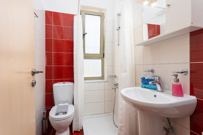 Family bathroom with shower . - Villa Arda . (Fotogalerie) }}