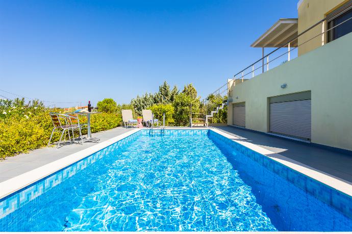 Private pool and terrace . - Villa Litsa . (Fotogalerie) }}