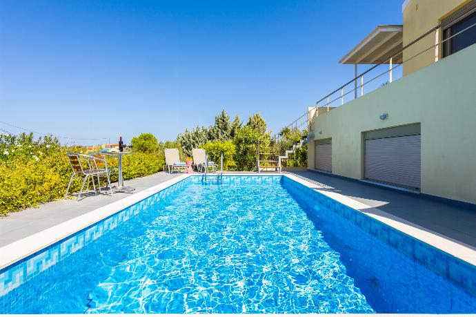 Private pool and terrace . - Villa Litsa . (Galerie de photos) }}