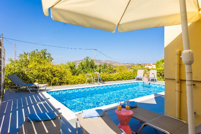 Private pool and terrace . - Villa Litsa . (Galerie de photos) }}