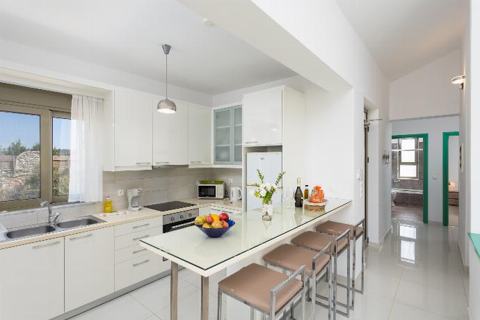 Equipped kitchen . - Villa Litsa . (Galerie de photos) }}