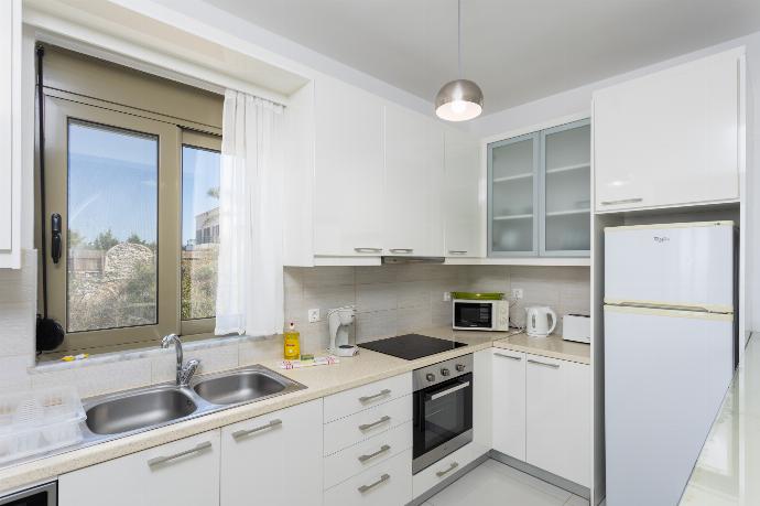 Equipped kitchen . - Villa Litsa . (Fotogalerie) }}