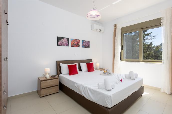 Double bedroom with A/C . - Villa Litsa . (Galerie de photos) }}