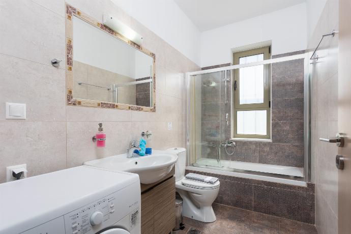 Family bathroom with bath and shower . - Villa Litsa . (Fotogalerie) }}