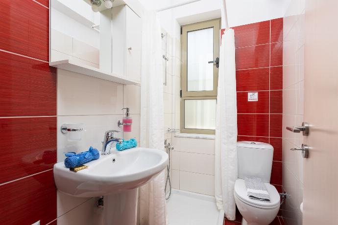 Family bathroom with shower . - Villa Litsa . (Galerie de photos) }}