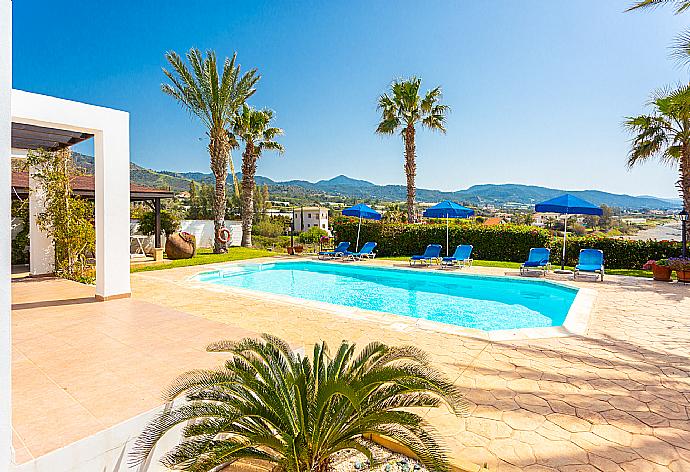 Private pool, terrace, and garden with panoramic sea views . - Villa Pelagos . (Fotogalerie) }}