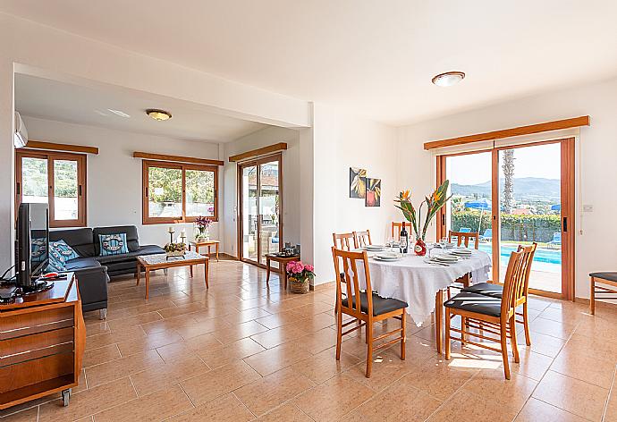 Open-plan living room with sofa, dining area, kitchen, A/C, WiFi internet, satellite TV, and sea views . - Villa Pelagos . (Galerie de photos) }}