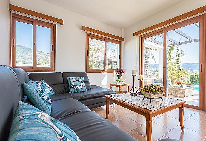 Open-plan living room with sofa, dining area, kitchen, A/C, WiFi internet, satellite TV, and sea views . - Villa Pelagos . (Galleria fotografica) }}