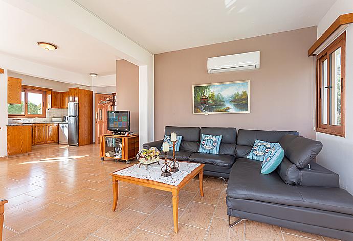 Open-plan living room with sofa, dining area, kitchen, A/C, WiFi internet, satellite TV, and sea views . - Villa Pelagos . (Fotogalerie) }}