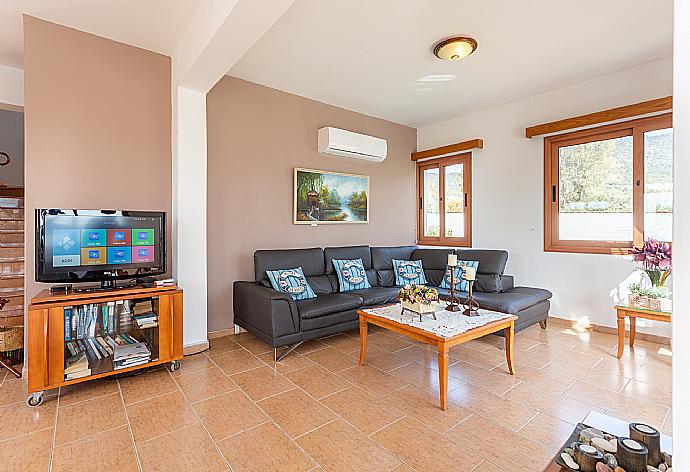 Open-plan living room with sofa, dining area, kitchen, A/C, WiFi internet, satellite TV, and sea views . - Villa Pelagos . (Fotogalerie) }}