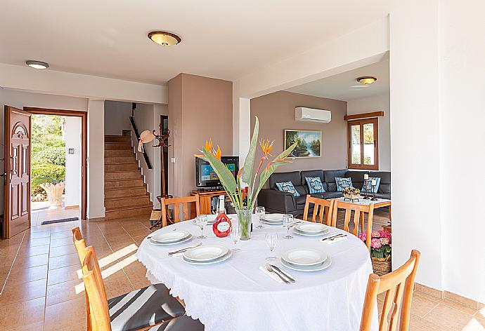 Open-plan living room with sofa, dining area, kitchen, A/C, WiFi internet, satellite TV, and sea views . - Villa Pelagos . (Fotogalerie) }}