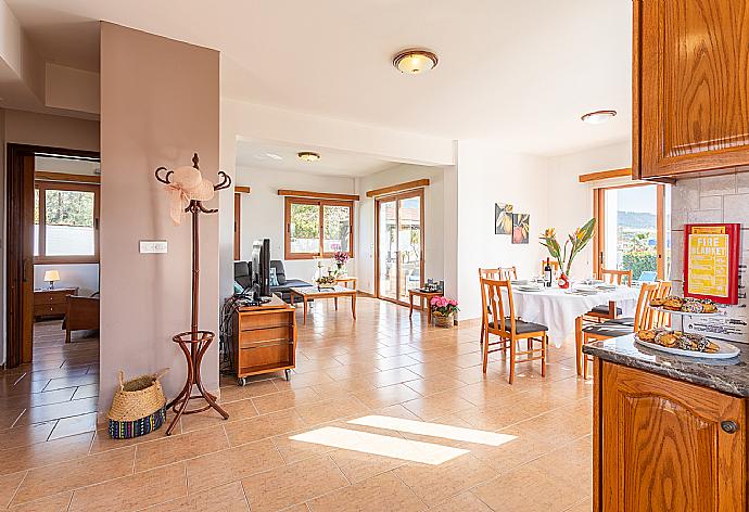 Open-plan living room with sofa, dining area, kitchen, A/C, WiFi internet, satellite TV, and sea views . - Villa Pelagos . (Galerie de photos) }}