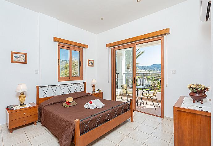 Double bedroom with en suite bathroom, A/C, sea views, and balcony access . - Villa Pelagos . (Галерея фотографий) }}