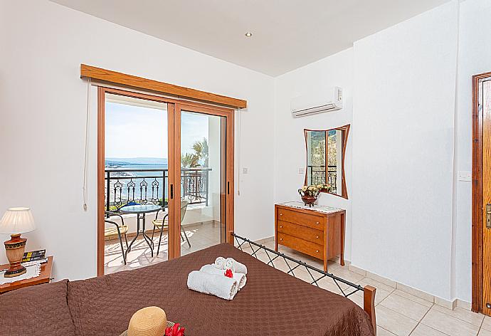 Double bedroom with en suite bathroom, A/C, sea views, and balcony access . - Villa Pelagos . (Galerie de photos) }}