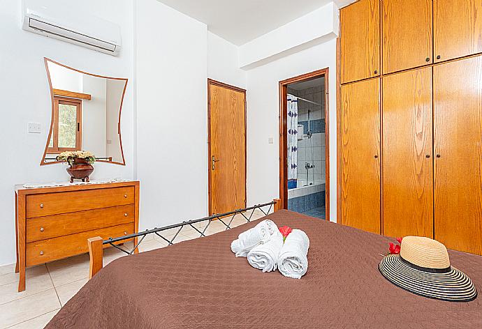 Double bedroom with en suite bathroom, A/C, sea views, and balcony access . - Villa Pelagos . (Galerie de photos) }}