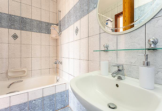 En suite bathroom with bath and shower . - Villa Pelagos . (Galerie de photos) }}