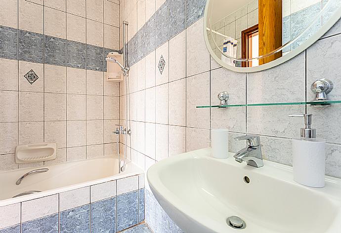 En suite bathroom with bath and shower . - Villa Pelagos . (Galleria fotografica) }}