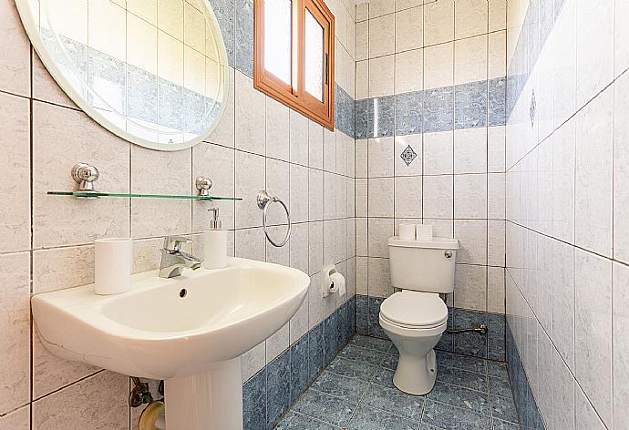 En suite bathroom with bath and shower . - Villa Pelagos . (Galleria fotografica) }}