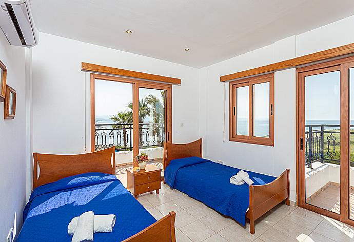 Twin bedroom with en suite bathroom, A/C, sea views, and balcony access . - Villa Pelagos . (Galerie de photos) }}