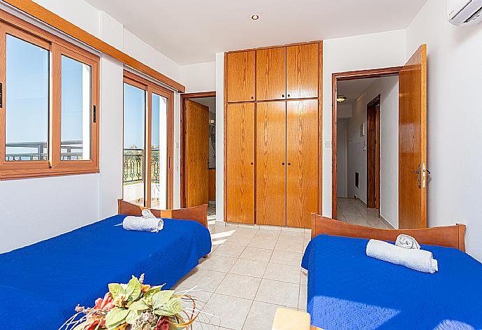 Twin bedroom with en suite bathroom, A/C, sea views, and balcony access . - Villa Pelagos . (Galerie de photos) }}