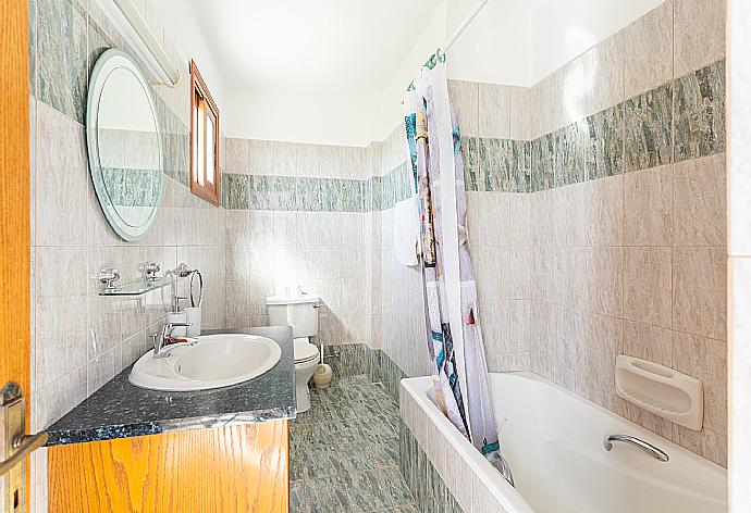 En suite bathroom with bath and shower . - Villa Pelagos . (Galerie de photos) }}