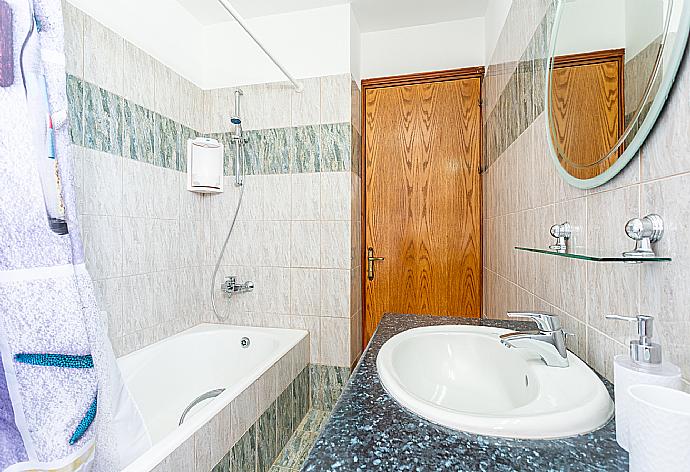 En suite bathroom with bath and shower . - Villa Pelagos . (Fotogalerie) }}