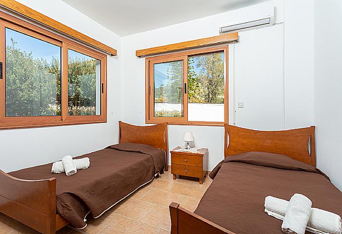 Twin bedroom with A/C . - Villa Pelagos . (Galerie de photos) }}