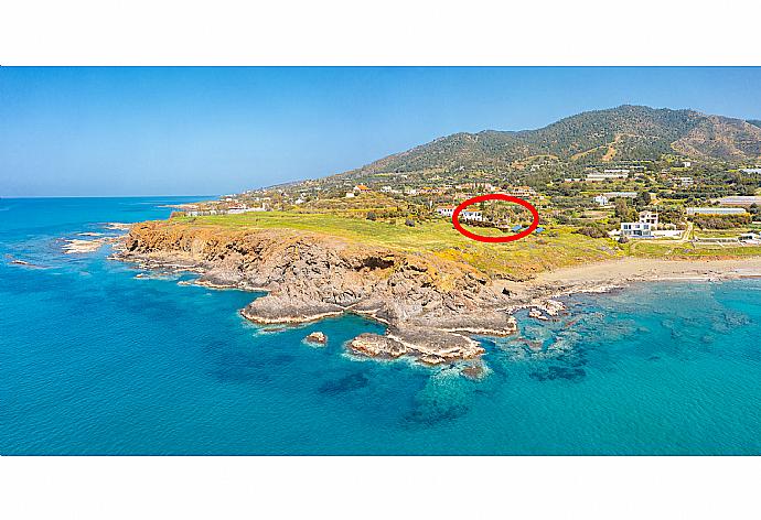 Aerial view showing location of Villa Pelagos . - Villa Pelagos . (Galerie de photos) }}