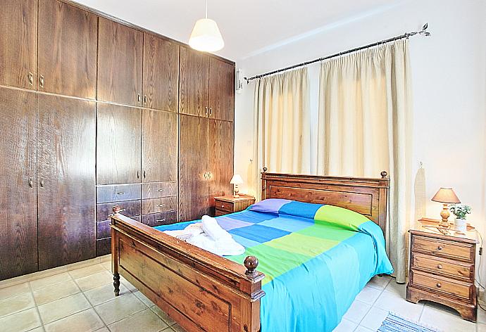 Double bedroom with A/C . - Villa Serena Peristeronas . (Галерея фотографий) }}