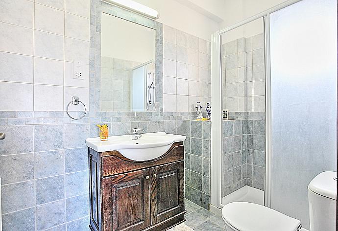 Bathroom with shower . - Villa Serena Peristeronas . (Galería de imágenes) }}