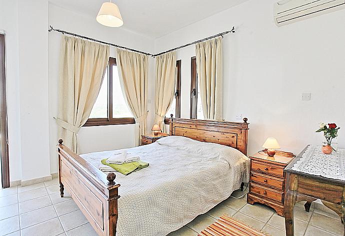 Double bedroom with A/C . - Villa Serena Peristeronas . (Photo Gallery) }}