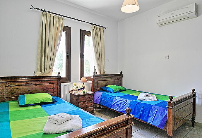 Twin bedroom with A/C . - Villa Serena Peristeronas . (Photo Gallery) }}