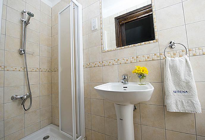 Bathroom with shower . - Villa Serena Peristeronas . (Galleria fotografica) }}