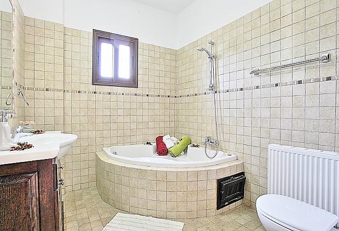 Bathroom with bath and overhead shower . - Villa Serena Peristeronas . (Galerie de photos) }}