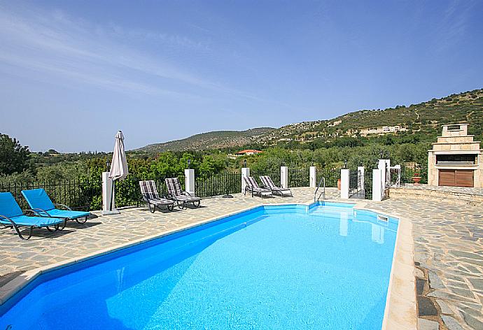 Private pool with terrace and garden area . - Villa Serena Peristeronas . (Fotogalerie) }}