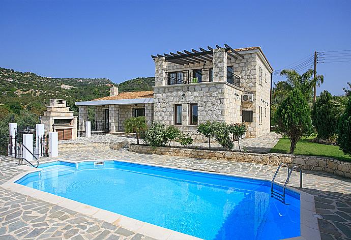 Private pool with terrace and garden area . - Villa Serena Peristeronas . (Fotogalerie) }}