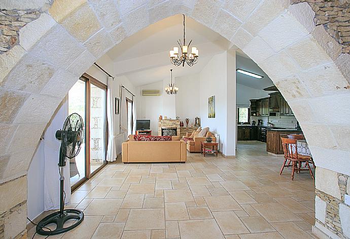 Living room with WiFi, TV, DVD player and terrace access . - Villa Serena Peristeronas . (Galerie de photos) }}
