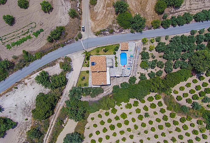 Aerial View . - Villa Serena Peristeronas . (Galería de imágenes) }}