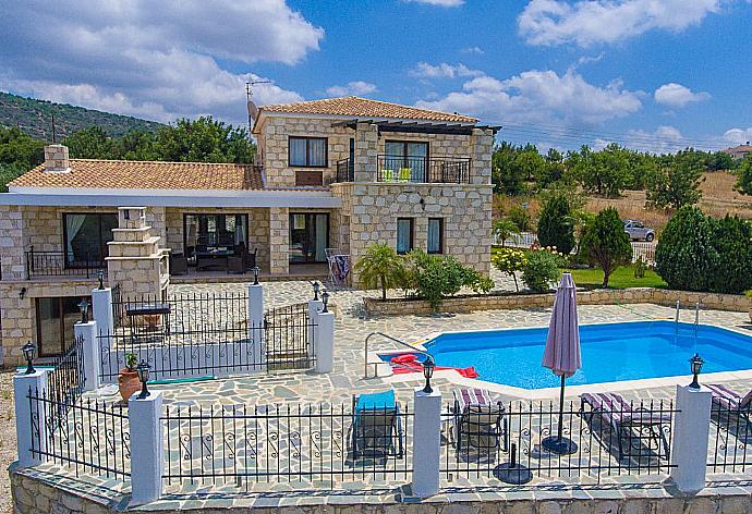 Private pool with terrace and garden area . - Villa Serena Peristeronas . (Galerie de photos) }}