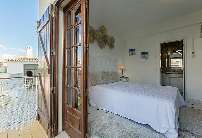 Double bedroom with en-suite bathroom and  terrace access . - Brisa Do Mar . (Galería de imágenes) }}