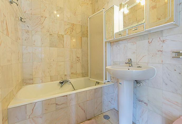 Bathroom with bathtub . - Brisa Do Mar . (Photo Gallery) }}