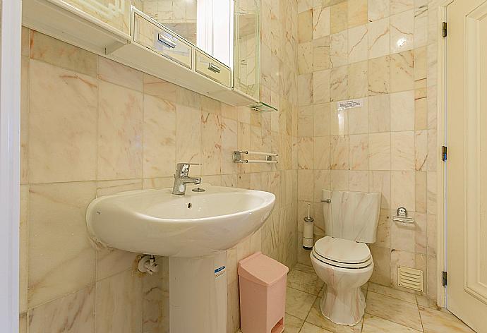 Bathroom with bathtub . - Brisa Do Mar . (Galleria fotografica) }}