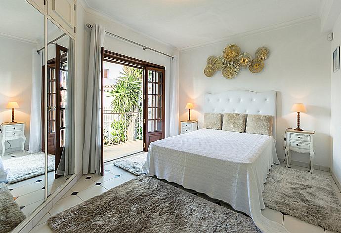 Double bedroom with en-suite bathroom and  terrace access . - Brisa Do Mar . (Galería de imágenes) }}