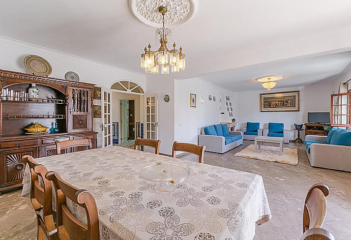 Open-plan living room with dining area  . - Brisa Do Mar . (Photo Gallery) }}