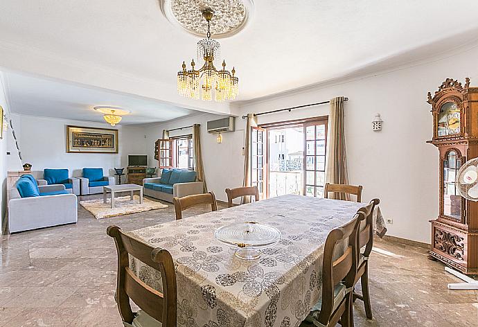 Open-plan living room with dining area  . - Brisa Do Mar . (Photo Gallery) }}