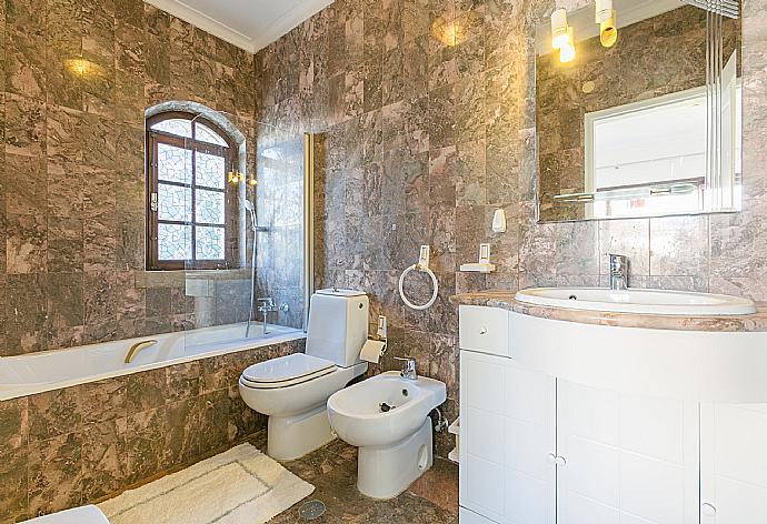 Bathroom with bathtub . - Brisa Do Mar . (Photo Gallery) }}