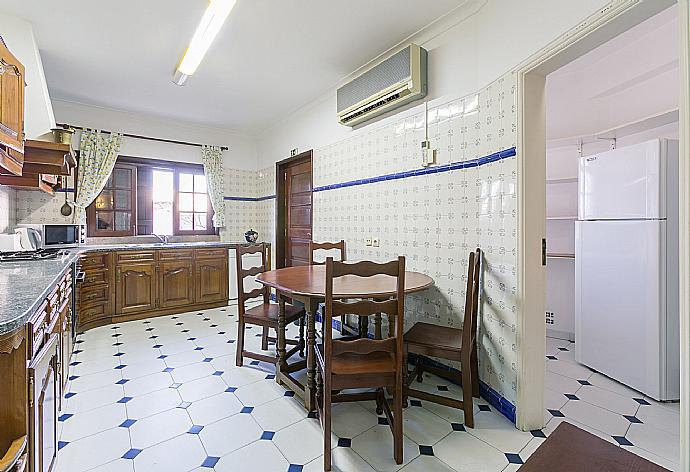 Equipped kitchen with dining table  . - Brisa Do Mar . (Galleria fotografica) }}